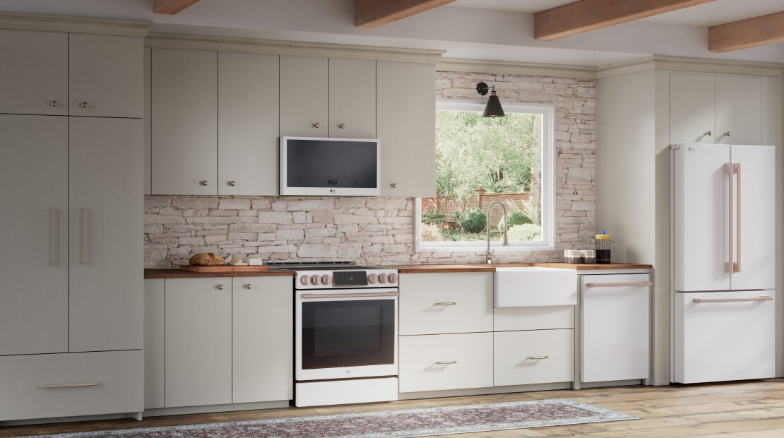 The 'Vibe Setter' interface allows users to customize their kitchen design by selecting 'Finish' and 'Vibe' for LG Studio appliances.