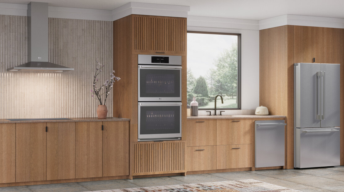 The 'Vibe Setter' interface allows users to customize their kitchen design by selecting 'Finish' and 'Vibe' for LG Studio appliances.